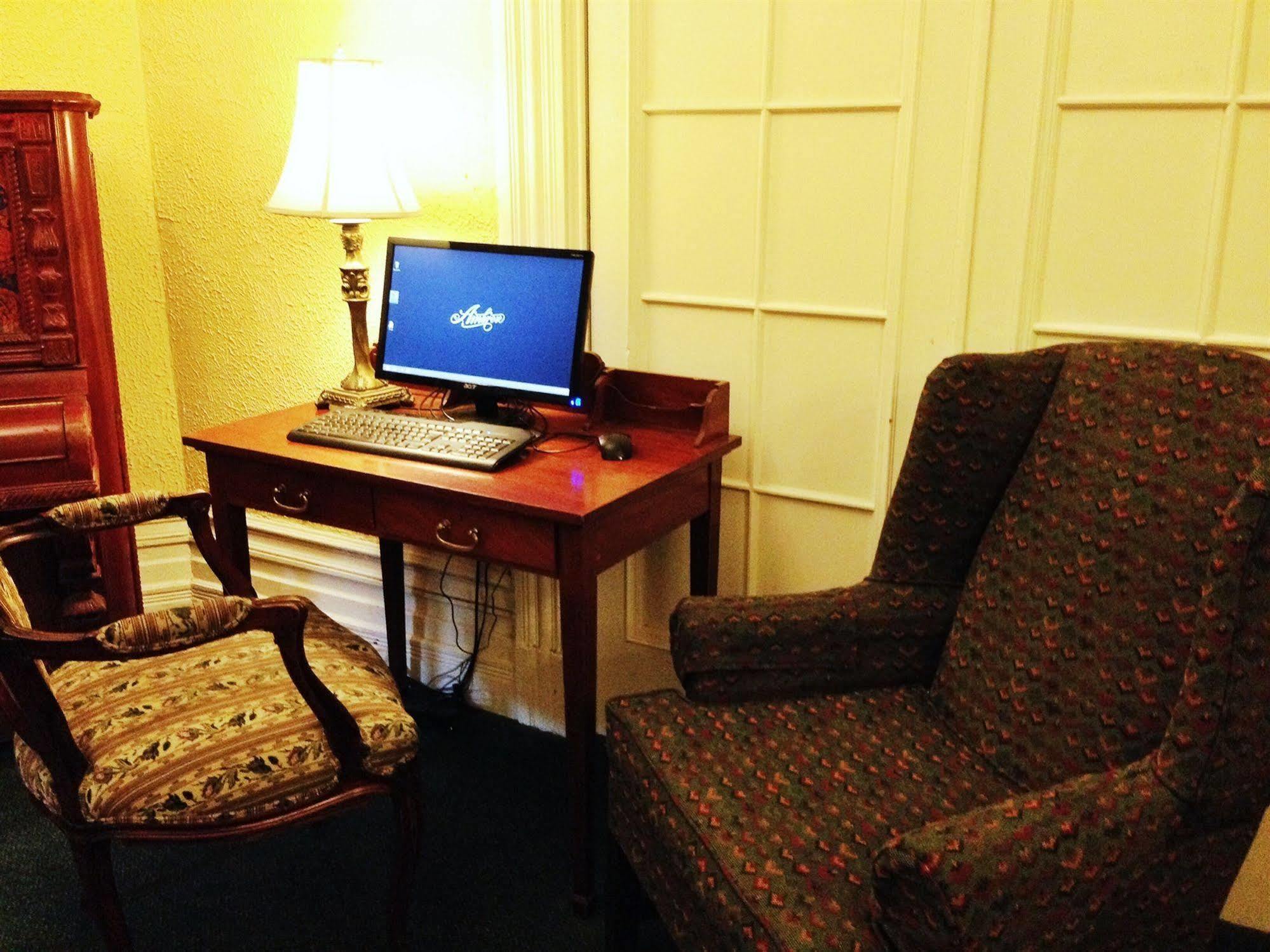 Ambrose House & Cafe - Self Check-in Hotel