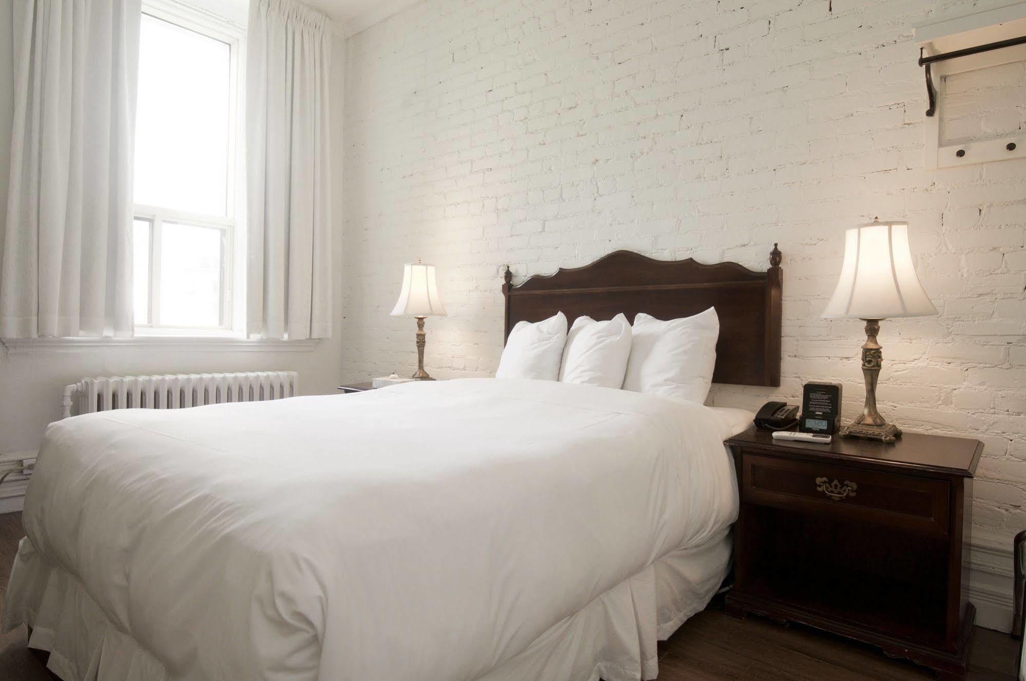 Ambrose House & Cafe - Self Check-in Hotel Montreal